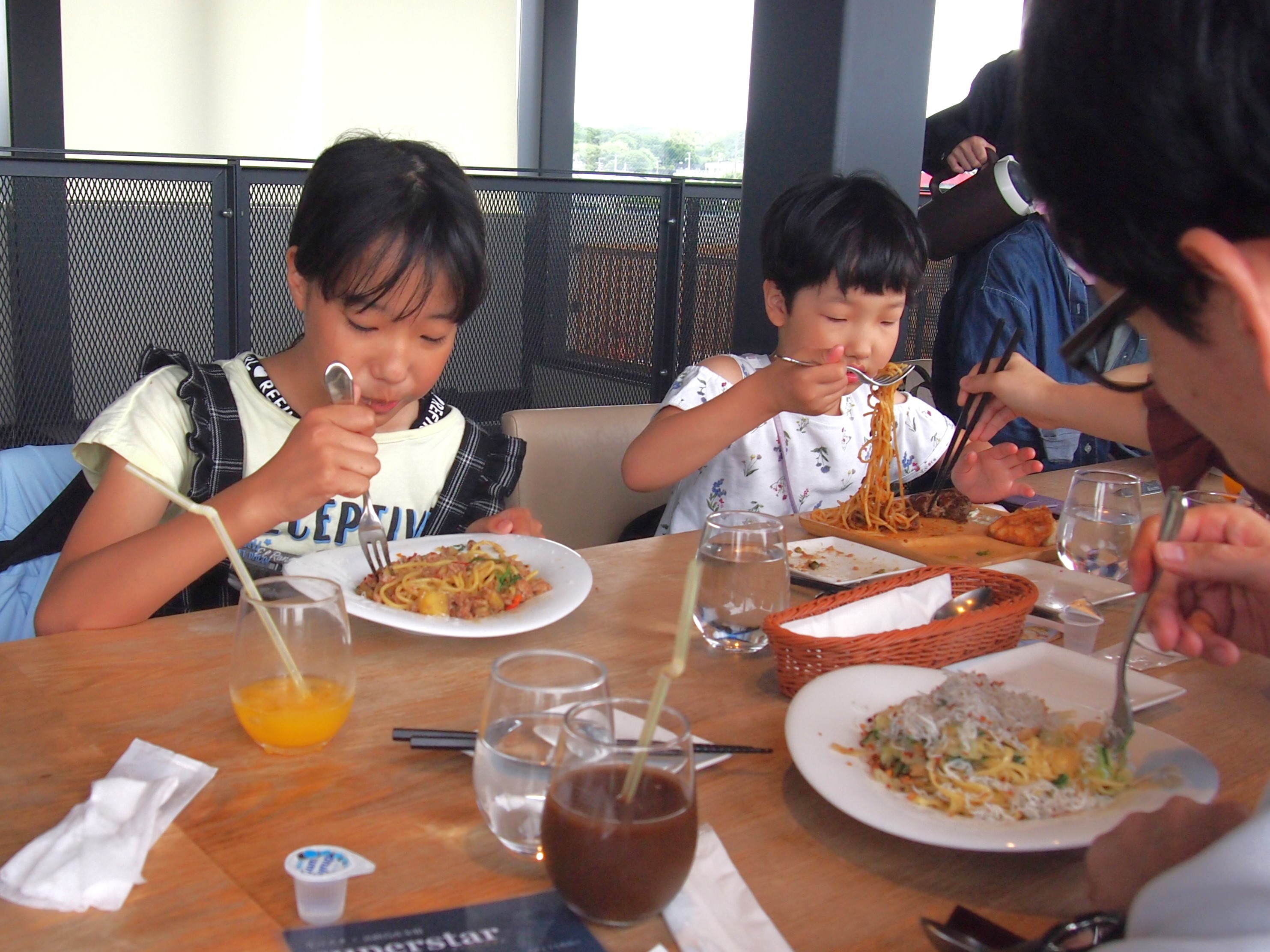 20240608_生パスタランチ付き淡路島産デュラム小麦収穫ツアー（生パスタランチを楽しむ参加者たち）.JPG