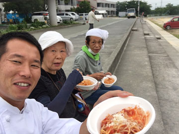 淡路麺業_炊き出し_広安西小学校3