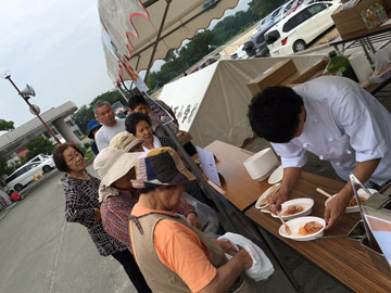 淡路麺業_炊き出し_広安西小学校2